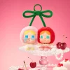 CRYBABY Crying For Love-serien – Vinylplysj-hengekort (Elsker deg Cherry Much)