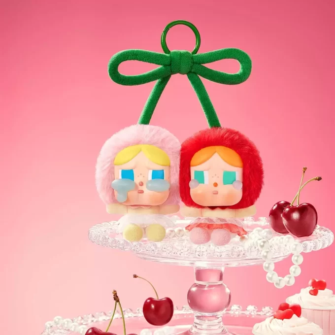 CRYBABY Crying For Love-serien – Vinylplysj-hengekort (Elsker deg Cherry Much)