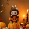 Happy Halloween Party-serien – Sittende gresskar vinylplysjanheng