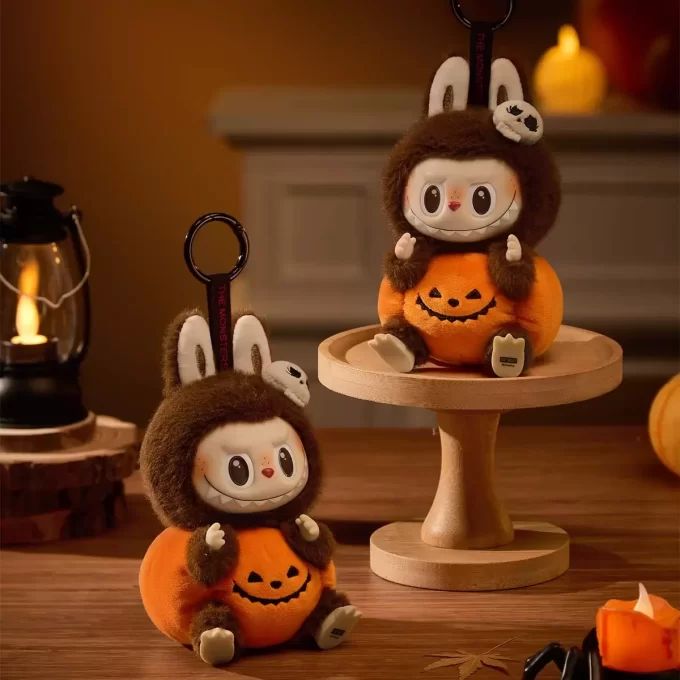 Happy Halloween Party-serien – Sittende gresskar vinylplysjanheng