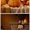 Happy Halloween Party-serien – Sittende gresskar vinylplysjanheng