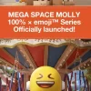 MEGA SPACE MOLLY 100 % × Emoji™-serien