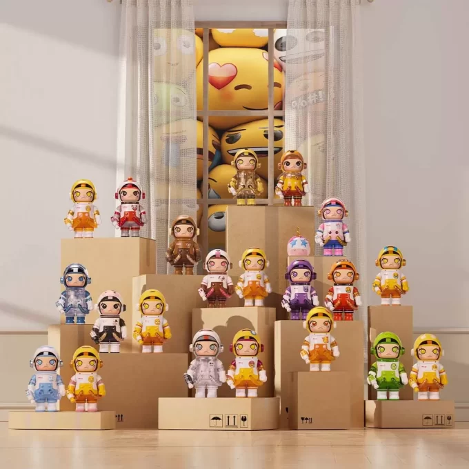 MEGA SPACE MOLLY 100 % × Emoji™-serien