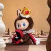 MONSTRENE Let’s Checkmate-serien – vinylplysjdukke